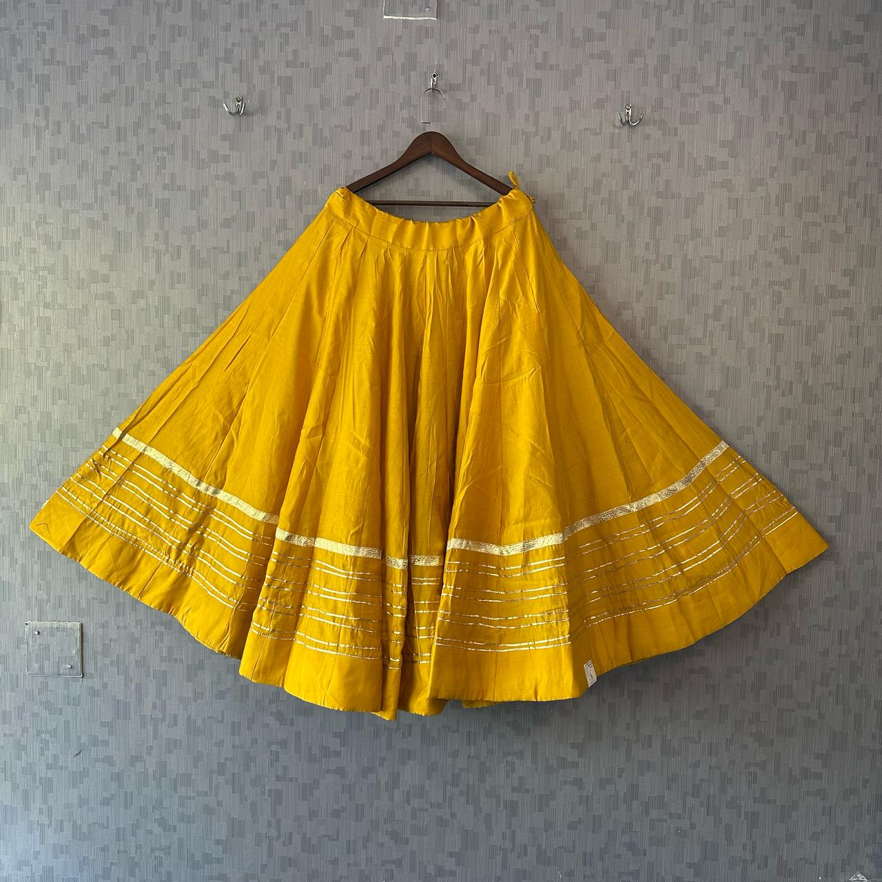 color yellow
