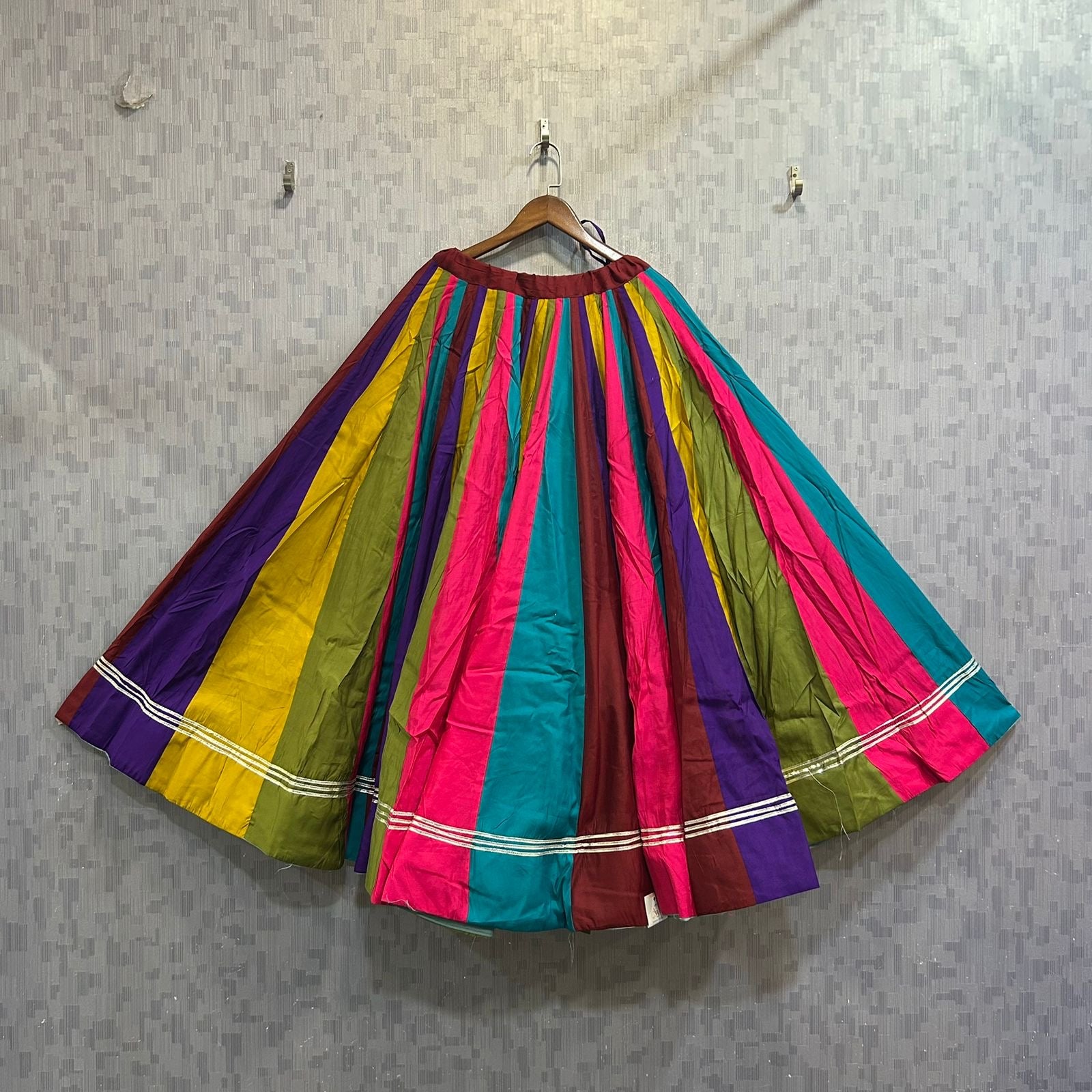 Multi coloured 100 plates