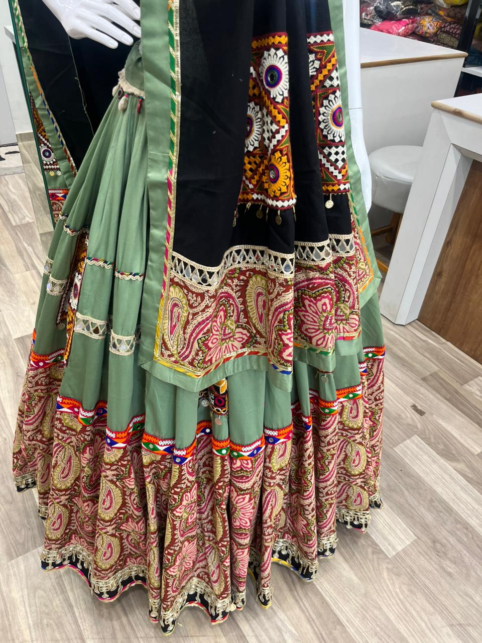 Mehendi V pair