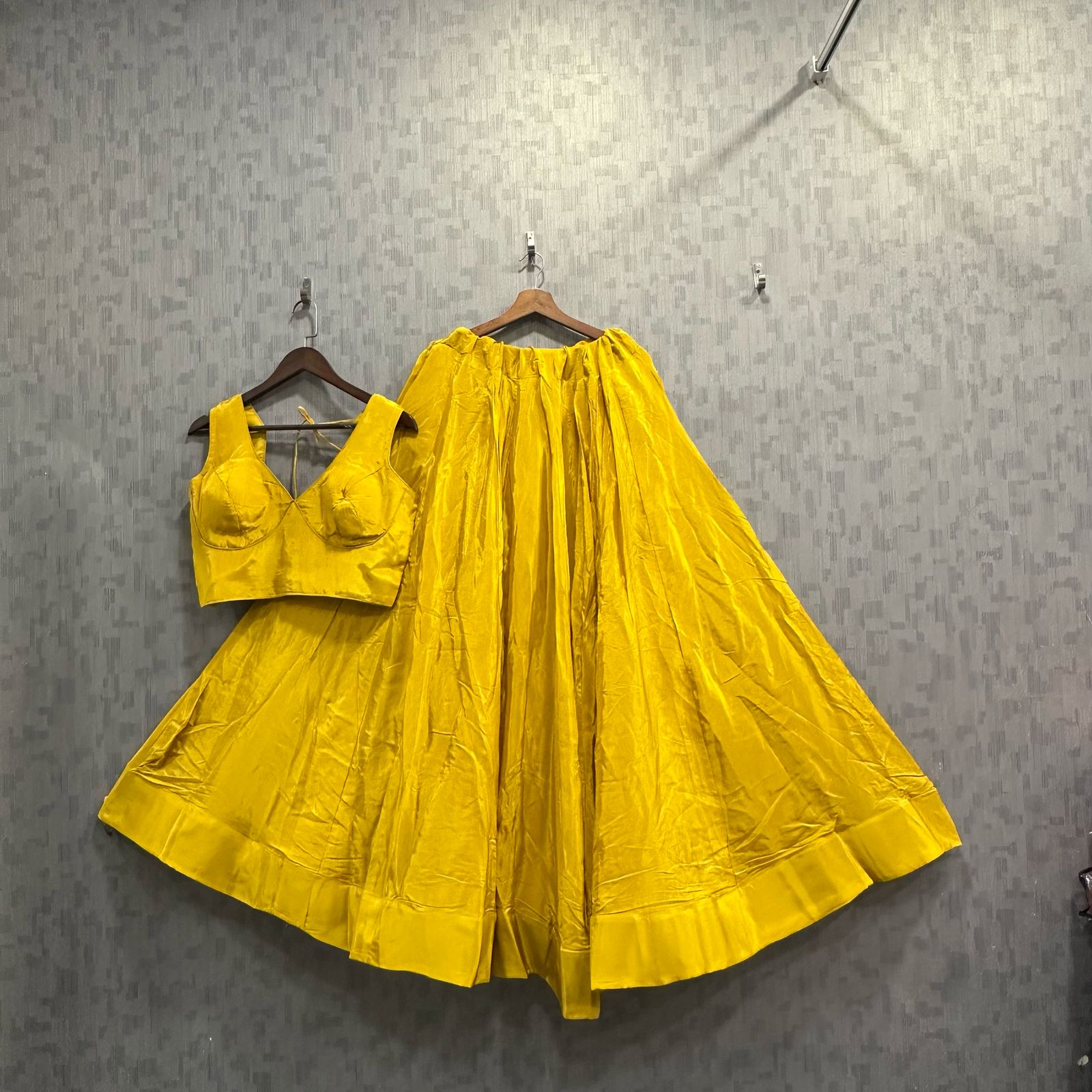color yellow